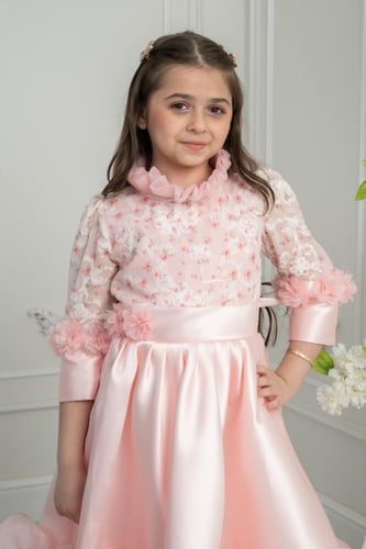 فستان أطفال وردي ساتان بتصميم راقٍ