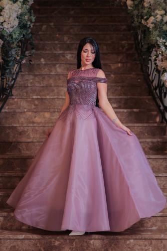 فستان سهرة بنفسجي بقصة أوف شولدر وتطريز فاخ