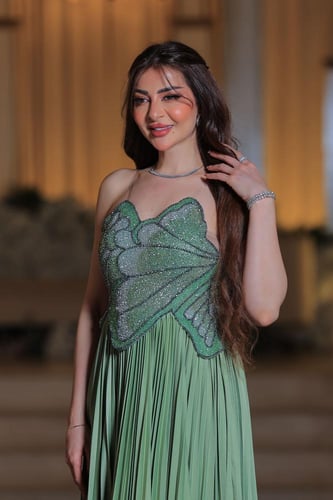 فستان سهرة أخضر زمردي مطرز بكريستالات لامعة وقصة ص...