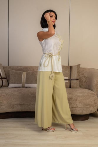 طقم نسائي بلوزة بيضاء مطرزة مع بنطال واسع زيتي فات...
