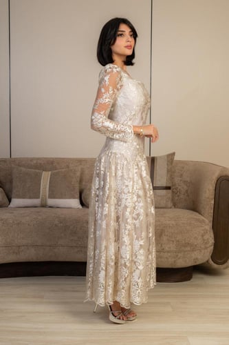 فستان دانتيل طويل بتصميم أنثوي راقٍ