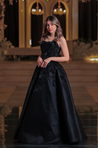 فستان لورا الأسود الملكي المطرّز