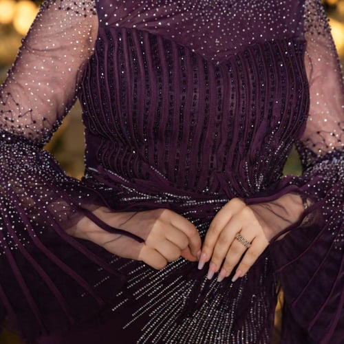 فستان سهرة ملكي بلون بنفسجي داكن بتطريز فاخر وتصمي...