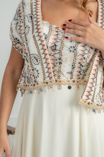 جلابية نسائية أنيقة بتصميم عصري