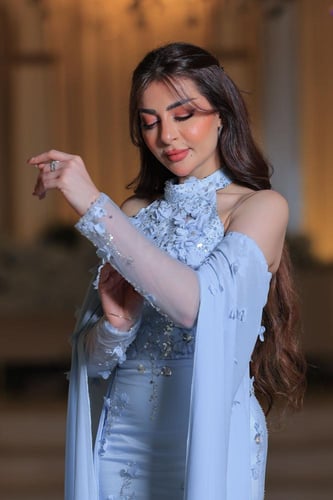 فستان سهرة سماوي مطرز بأكماب طويلة وأكتاف مكشوفة