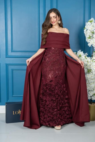 فستان سهرة خمري بتصميم ورود بارزة وشيفون فاخر