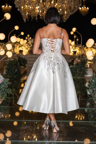 فستان سهرة أبيض قصير بتطريز فضي لامع وتصميم عصري ف...