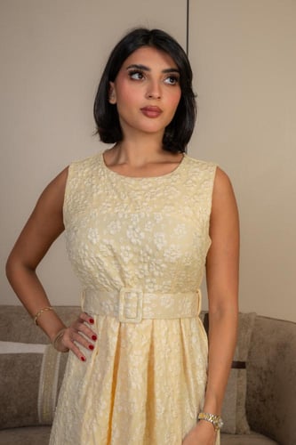 فستان ميدي أصفر بحزام أنيق