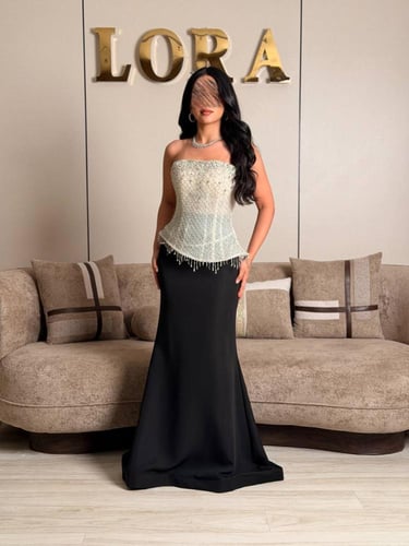 فستان سهرة أسود وأوف وايت بكورسيه مزخرف وقصة ميرمي...