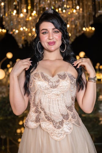 فستان سهرة بيج بتصميم تول مطرز وذيل منفوش ناعم