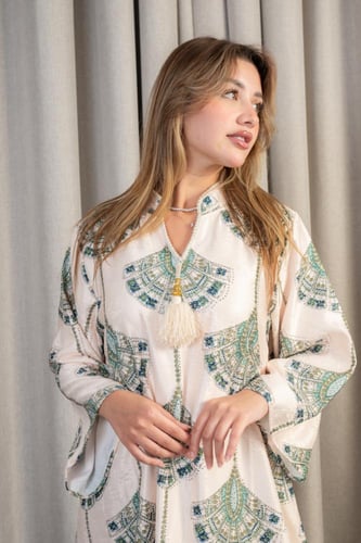 جلابية ناعمة بنقوش هندسية أنيقة بلون هادئ