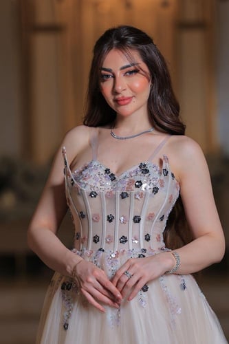 فستان لورا الأوف وايت المطرّز الفاخر