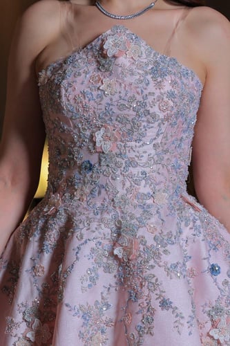 فستان لورا الوردي المطرّز الفاخر