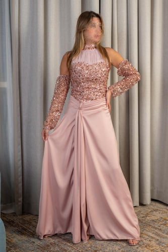 فستان سهرة وردي طويل بتطريز أنيق