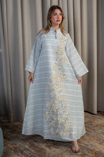 جلابية سماوي فاتح بنقشة زهرية ناعمة وتصميم راقٍ