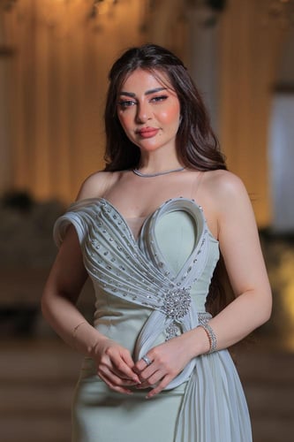 فستان سهرة أخضر فاتح بتصميم فاخر وتطريز كريستالي