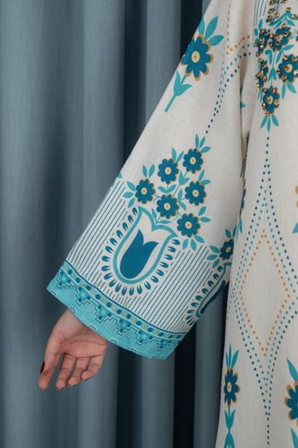 جلابية بيضاء بنقوش تركواز مستوحاة من الطابع التراث...