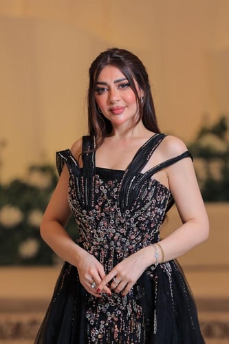فستان سهرة أسود فاخر بذيل تول
