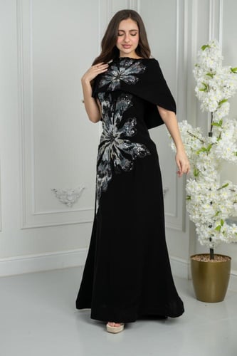 فستان سهرة أسود راقٍ بتطريز لامع وتصميم انسيابي جذ...