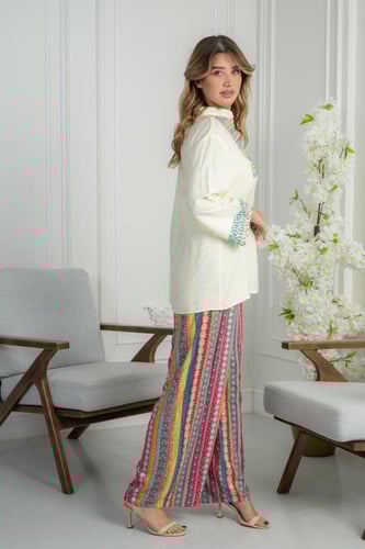 طقم نسائي عملي بتطريز تراثي وألوان زاهية