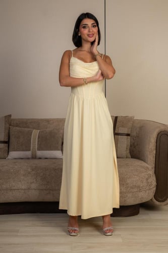 فستان أنثوي بلون أصفر فاتح هادئ