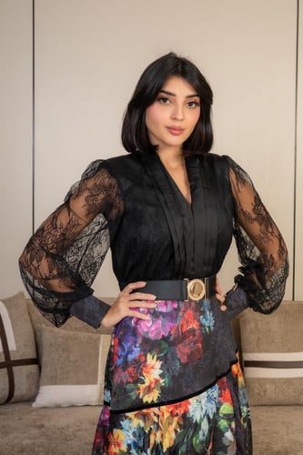 فستان سهرة أسود فاخر بتنورة زهور ملونة وفتحة جانبي...