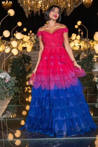 فستان سهرة متدرج بالأحمر والأزرق بتصميم مكشوف الأك...