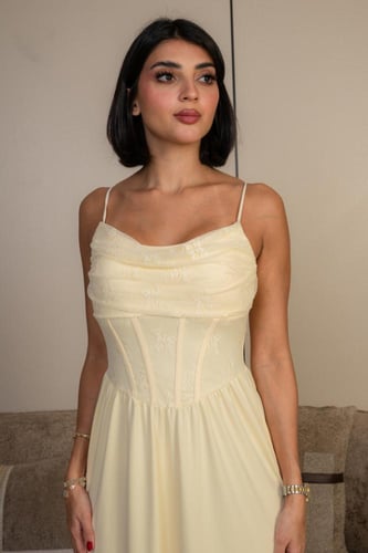 فستان أنثوي بلون أصفر فاتح هادئ