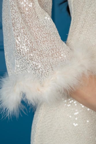 فستان ناعم أوف وايت لامع بأكمام شيفون منفوشة