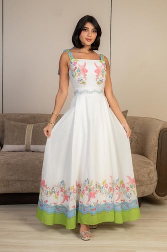 فستان أبيض طويل بطبعات زهور ملونة