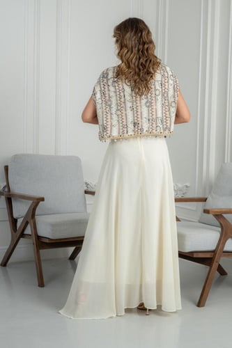 جلابية نسائية أنيقة بتصميم عصري