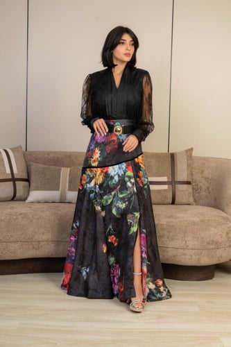 فستان سهرة أسود فاخر بتنورة زهور ملونة وفتحة جانبي...