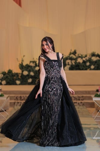 فستان سهرة أسود فاخر بذيل تول