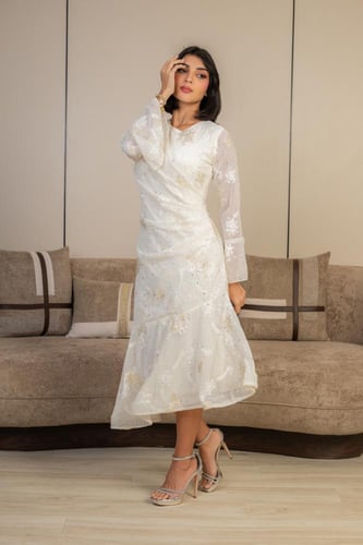 فستان ميدي أبيض أنيق بتفاصيل دانتيل