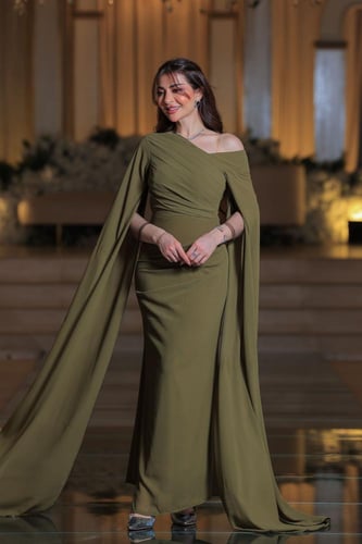 فستان سهرة زيتوني بكم منسدل بتصميم عصري راقٍ