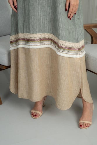 جلابية ناعمة بتصميم بسيط وحواف مزخرفة