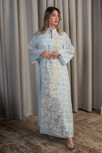 جلابية سماوي فاتح بنقشة زهرية ناعمة وتصميم راقٍ