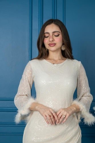 فستان ناعم أوف وايت لامع بأكمام شيفون منفوشة