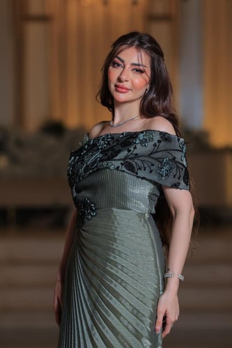 فستان سهرة جازار أخضر مطرز بتصميم أوف شولدر فاخر