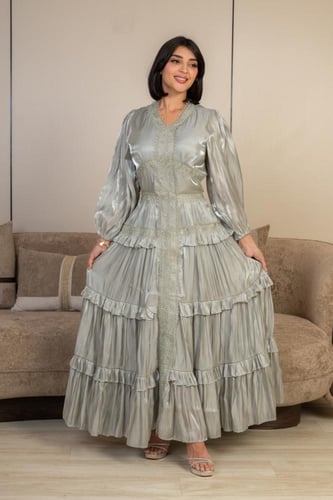 فستان سهرة طويل فضي بطبقات أنيقة