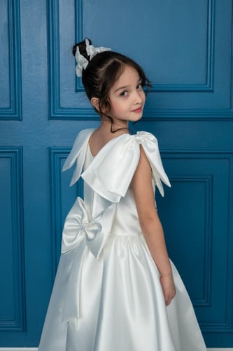 فستان بناتي أبيض منفوش بتطريز لامع وياقة كبيرة فاخ...