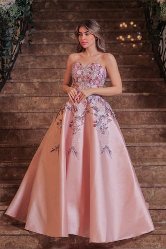 فستان سهرة وردي مطرز بتصميم كورسيه وقصة واسعة