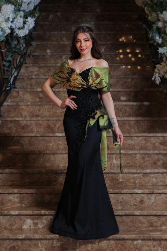 أسود حريري بوشاح ذهبي فاخر