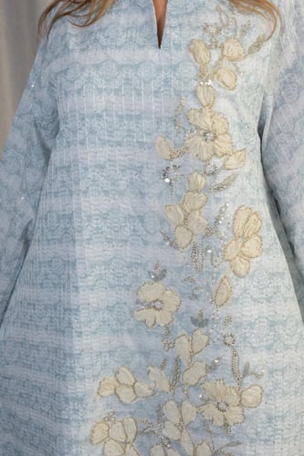 جلابية سماوي فاتح بنقشة زهرية ناعمة وتصميم راقٍ