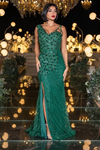فستان سهرة زمردي فخم بتطريز يدوي وشق أمامي أنيق