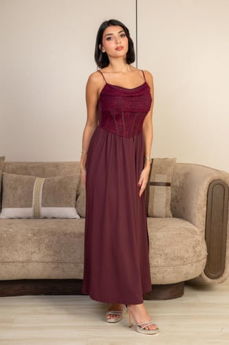 فستان أنثوي بلون برغندي هادئ
