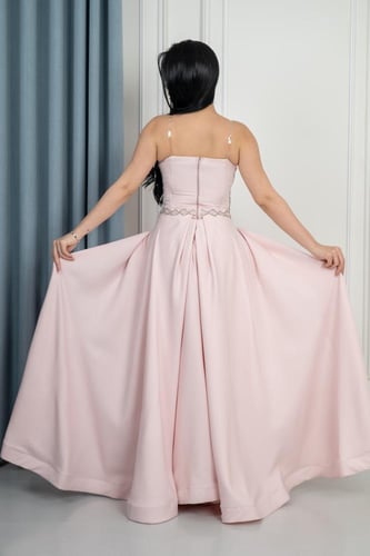 فستان سهرة وردي فاتح بتصميم فخم وتطريز يدوي دقيق