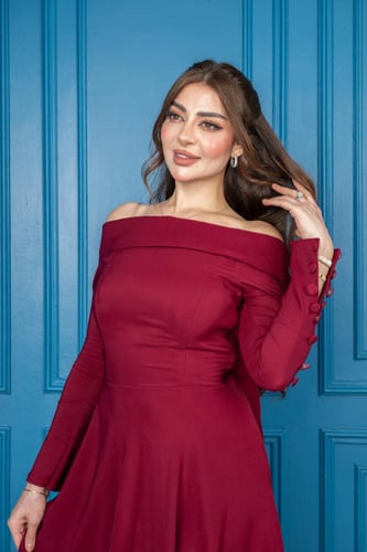 فستان سهرة ناعم عودي بأكتاف ساقطة وتصميم منفوش