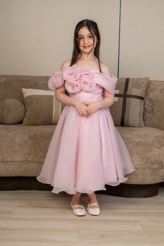 فستان بناتي وردي مزين بورود ثلاثية الأبعاد