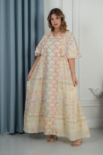 جلابية ناعمة بنقوش تراثية بألوان هادئة